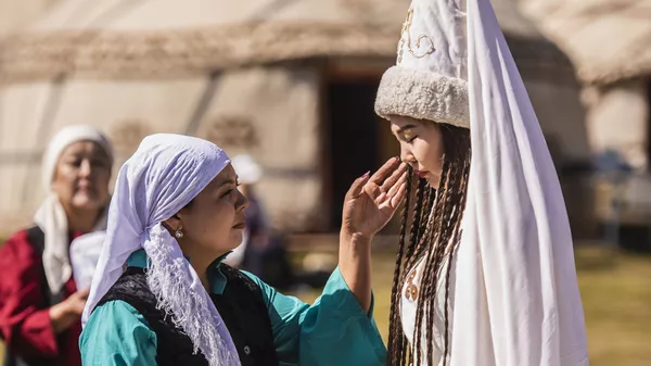 Кырчын капчыгайындагы этникалык мода көргөзмөсүндө улуттук кийимчен кыздар. Архив - Sputnik Кыргызстан