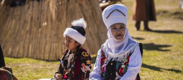 Улуттук кийим киген улгайган аял жана өспүрүм кыз. Архив - Sputnik Кыргызстан