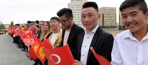 Церемония присвоения президентам Кыргызстана и Турции звания Почетного доктора КТУ Манас Церемония присвоения президентам Кыргызстана и Турции звания Почетного доктора КТУ Манас - Sputnik Кыргызстан