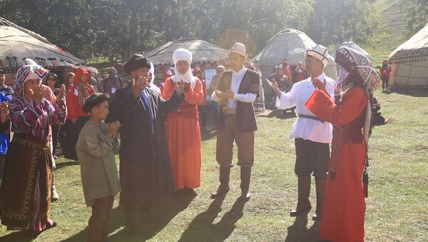 На Играх кочевников сыграли необычную свадьбу — видео - Sputnik Кыргызстан