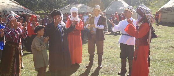 Жаш жигит Кырчындан бактысын таап, өзгөчө той өткөрдү. Видео - Sputnik Кыргызстан