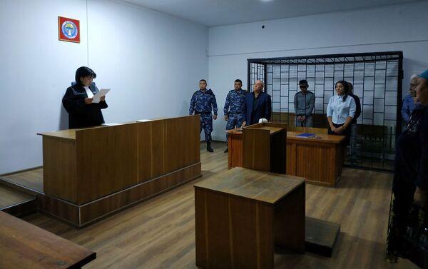 В Кара-Балте началось первое судебное заседание по делу об убийстве в здании Жайыльского РОВД 19-летней Бурулай Турдали кызы - Sputnik Кыргызстан