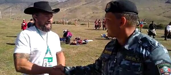 Милиционеры разговаривают на английском с туристами в Кырчыне — видео - Sputnik Кыргызстан