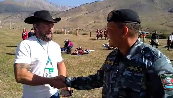 Милиционерлер Кырчын жайлоосунда туристтер менен англисче сүйлөшүп жатат - Sputnik Кыргызстан