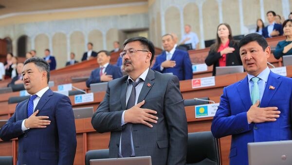 ЖК депутаттары гимн аткаруу учурунда. Архив - Sputnik Кыргызстан