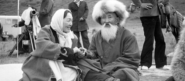 Бакен Кыдыкеева менен 100 жаштагы карыя... Каныбектеги таберик сүрөт - Sputnik Кыргызстан