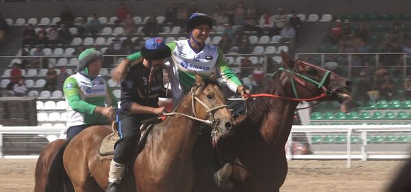 Жөлөп-таяп тайказанга ыргытып... Француздардын улак тарткан видеосу Жөлөп-таяп тайказанга ыргытып... Француздардын улак тарткан видеосу - Sputnik Кыргызстан