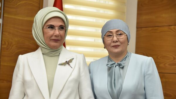 Супруга президента Турции Эмине Эрдоган и перва леди Кыргызстана Айгуль Токоева - Sputnik Кыргызстан