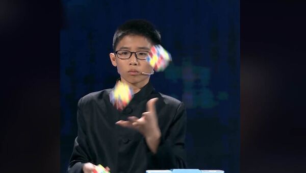 Сделал невероятное — мальчик собрал три кубика Рубика, жонглируя ими. Видео - Sputnik Кыргызстан