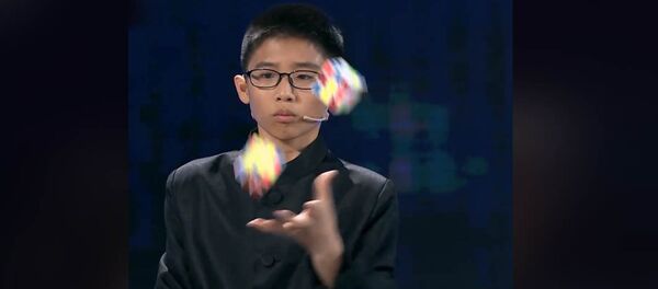 Сделал невероятное — мальчик собрал три кубика Рубика, жонглируя ими. Видео - Sputnik Кыргызстан