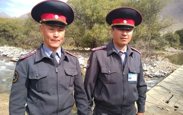 Милиционеры, находившиеся недалеко от моста, сразу же бросились ему на помощь, вытащили его из реки и тем самым спасли жизнь человеку. - Sputnik Кыргызстан