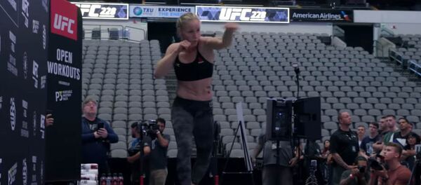 Шевченко vs Монтано — видео открытых тренировок бойцов появилось в Сети - Sputnik Кыргызстан