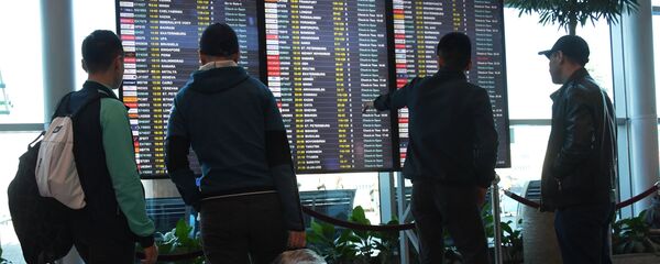 Пассажиры у информационного табло в аэропорту. Архивное фото - Sputnik Кыргызстан