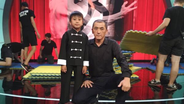 Восьмилетний кыргызстанец Нурмухаммед Ташмаматов с отцом - Sputnik Кыргызстан