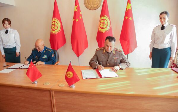 После встречи китайские гости побывали в войсковой части, расположенной в Кой-Таше, где для них организовали экскурсию по территории части. - Sputnik Кыргызстан