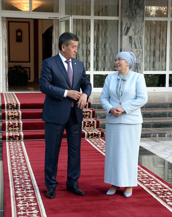 Президент Сооронбай Жээнбеков с супругой - Sputnik Кыргызстан