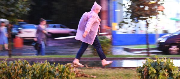 Прохожий идет по тротуару во время дождя. Архивное фото Прохожий идет по тротуару во время дождя. Архивное фото - Sputnik Кыргызстан