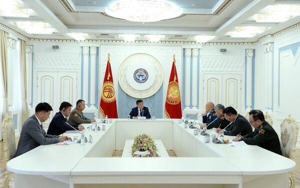 Президент Сооронбай Жээнбеков Кытайдын борбордук аскер кеңешинин төрагасынын орун басары Сюй Цилянды кабыл алды - Sputnik Кыргызстан