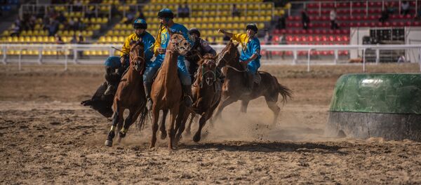 Игроки сборной Казахстана по кок-бору во время матча с командой США в рамках III Всемирных игр кочевников Игроки сборной Казахстана по кок-бору во время матча с командой США в рамках III Всемирных игр кочевников - Sputnik Кыргызстан