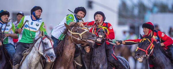 Игроки сборной Кыргызстана и Узбекистана по кок-бору во время финальной игры в рамках III Всемирных игр кочевников на ипподроме в Чолпон-Ате. Архивное фото - Sputnik Кыргызстан