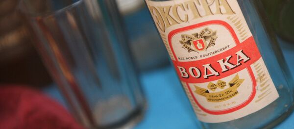 Пустая бутылка водки. Архивное фото Пустая бутылка водки. Архивное фото - Sputnik Кыргызстан