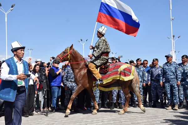 Россиянин выиграл один миллион сомов и скакуна. Россиянин выиграл один миллион сомов и скакуна. - Sputnik Кыргызстан