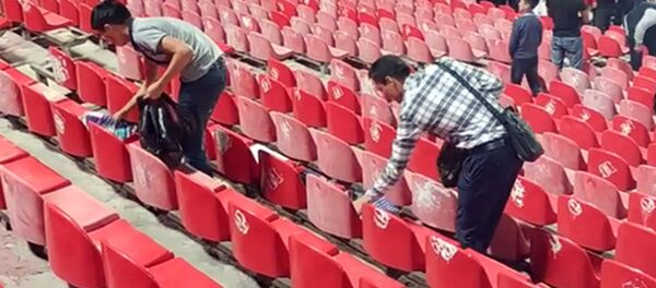 Япондордон кем калышпайт. Кыргыз футбол күйөрмандары стадионду тазалашты - Sputnik Кыргызстан