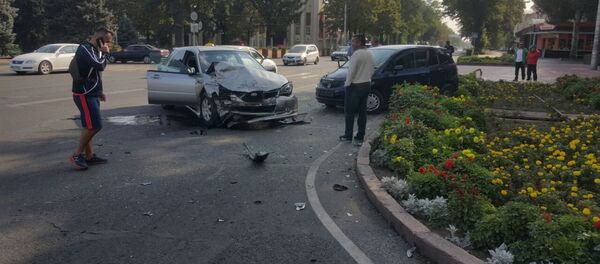 Борбор калаанын Чүй жана Эркиндик проспектилеринин кесилишинде, Ала-Тоонун кинотеатрынын жанында Honda Fit менен Subaru Impreza унаалары сүзүштү - Sputnik Кыргызстан