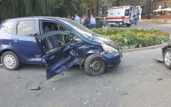Авария произошла сегодня, 9 сентября, примерно в 9.30. Сильнее всего пострадали водитель и пассажир Honda Fit - Sputnik Кыргызстан
