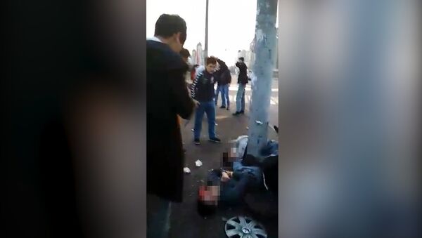 Тела мужчин в крови и крики женщин — видео после ДТП у кафе в Москве - Sputnik Кыргызстан