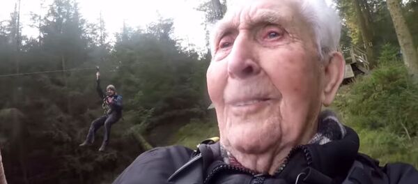 Ему 106 лет. Эмоции крутого дедушки, решившегося на невероятное, — видео - Sputnik Кыргызстан