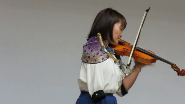 Японка с одной рукой, виртуозно играющая на скрипке, поразила соцсети. Видео - Sputnik Кыргызстан