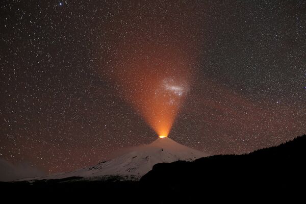 Вулкан Вильяррика в Чили - Sputnik Кыргызстан
