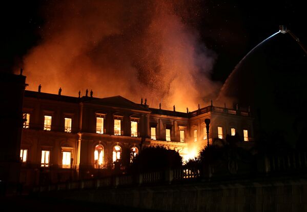 Пожар в Национальном музее Бразилии в Рио-де-Жанейро - Sputnik Кыргызстан