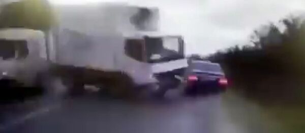 На видео попал момент ДТП с автомобилем президента Молдовы - Sputnik Кыргызстан