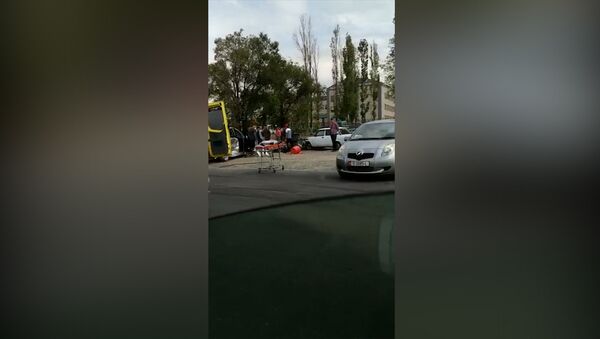 В Бишкеке столкнулись два авто, одно из них сбило продавщицу кваса — видео - Sputnik Кыргызстан