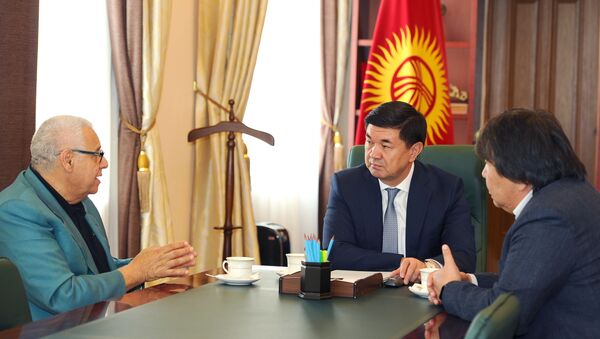 Премьер-министр КР Мухаммедкалый Абылгазиев встретился с Джорджем Шамшумом и Садыком Шер-Ниязом - Sputnik Кыргызстан