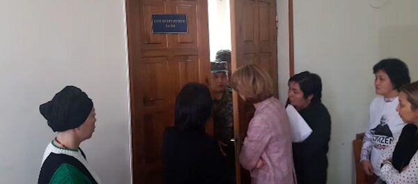 Экс-мэр Кулматовдун жубайын сот залына киргизбей коюшту. Видео - Sputnik Кыргызстан