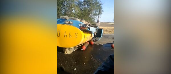 Молоковоз перевернулся после ДТП с легковушкой в Чуйской области — видео - Sputnik Кыргызстан