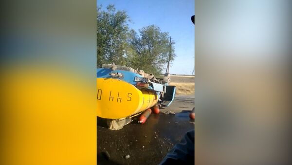 Сүт ташыган унаа жеңил машина менен кагышып оодарылып калды. Видео - Sputnik Кыргызстан