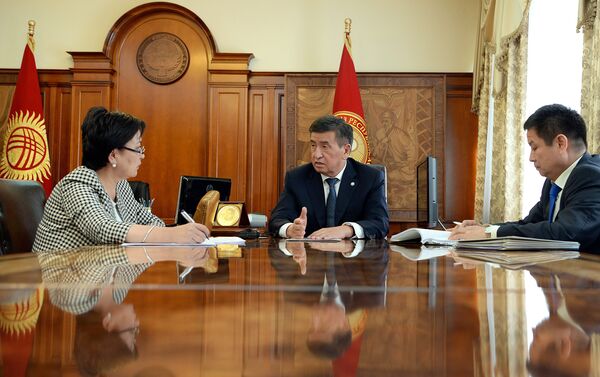 Президент Кыргызстана Сооронбай Жээнбеков обсудил проблемы в сфере образования с главой Минобрнауки Гульмирой Кудайбердиевой - Sputnik Кыргызстан