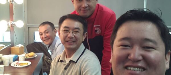 Белгилүү комузчусу Руслан Жумабаев (ортодо) - Sputnik Кыргызстан