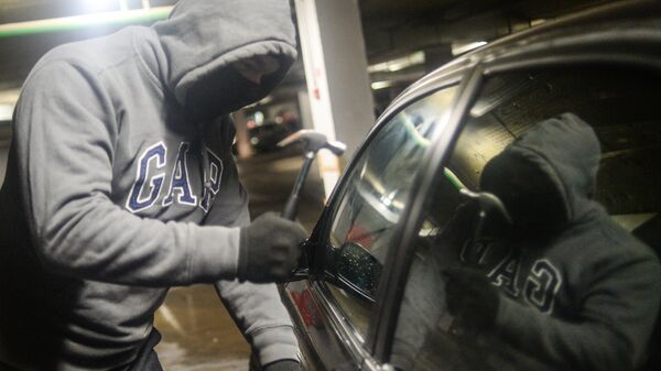 Мужчина имитирует вскрытие автомобиля. - Sputnik Кыргызстан