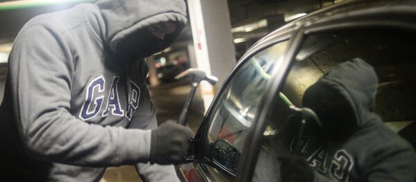 Унаанын терезесин сындырып жаткан адам. Иллюстративдүү сүрөт - Sputnik Кыргызстан