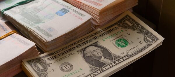 АКШ долларлары жана Россия рубли. Архив - Sputnik Кыргызстан