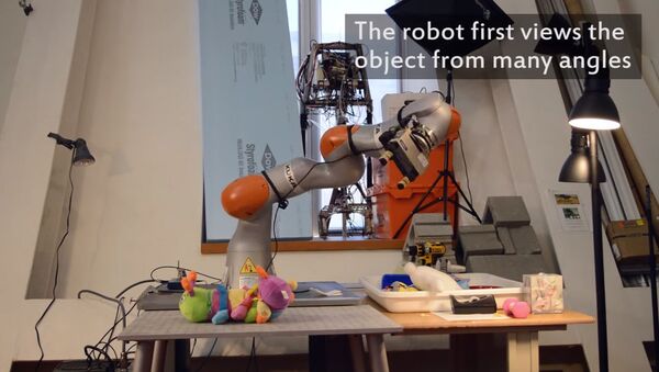 Еще ближе к людям — робота научили различать предметы. Видео - Sputnik Кыргызстан