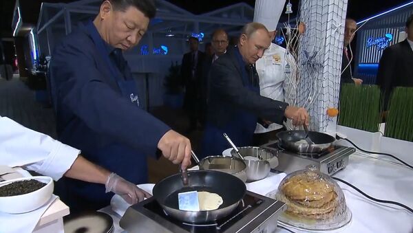 Владимир Путин и Си Цзиньпин приготовили блины с икрой — видео - Sputnik Кыргызстан