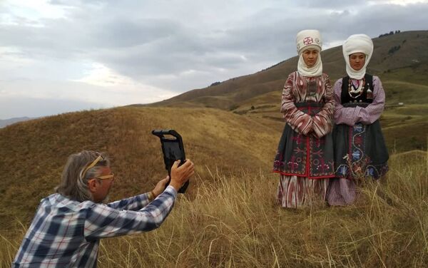 Известный фотограф National Geographic из Канады Крис Рейнер проводит фотосъемку кыргызской традиционной одежды в Иссык-Кульской области - Sputnik Кыргызстан