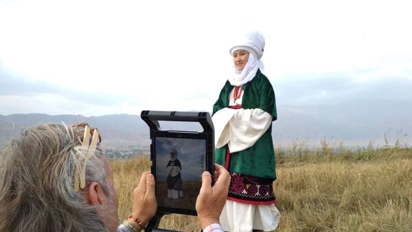 Съемки фотографа National Geographic Криса Рейнера традиционной одежды в Иссык-Кульской области - Sputnik Кыргызстан