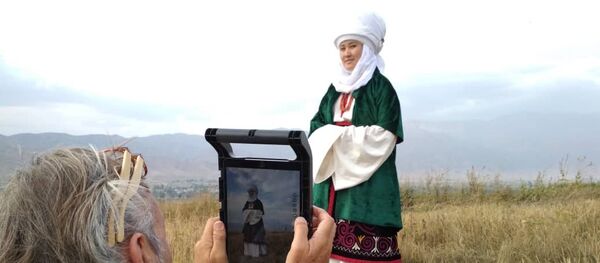 Съемки фотографа National Geographic Криса Рейнера традиционной одежды в Иссык-Кульской области - Sputnik Кыргызстан